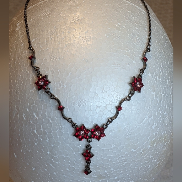 Pretty vintage style drop necklace with red crystals - Picture 3 of 5
